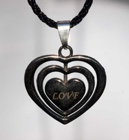Ogrlica Trojni srček črn s kristali Swarovski® Peridot Avgust - Image 3