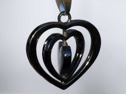 Ogrlica Trojni srček črn s kristali Swarovski® Peridot Avgust - Image 2