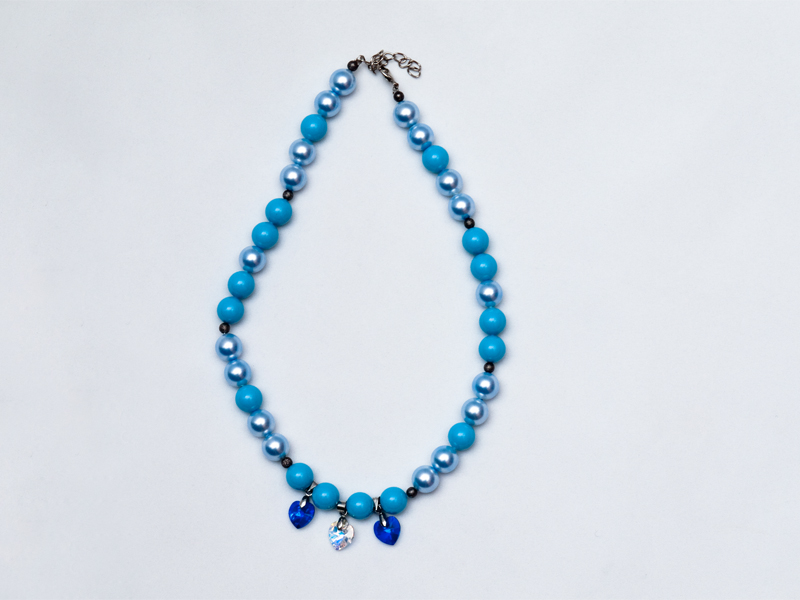 Modra ogrlica s srčki in Swarovski biseri - slika 2