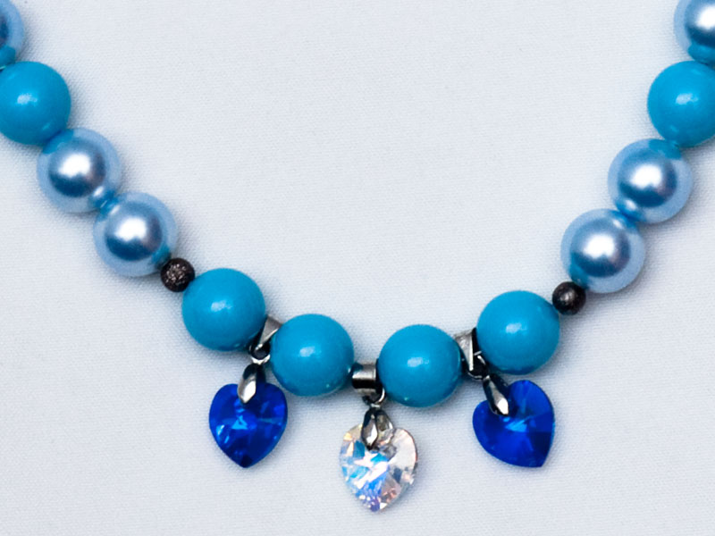 Modra ogrlica s srčki in Swarovski biseri